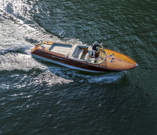 Barca di lusso Riva Aquarama Special sul Lago di Como