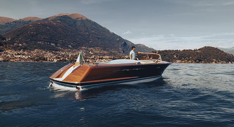 Barca di lusso Riva Aquarama Special sul Lago di Como