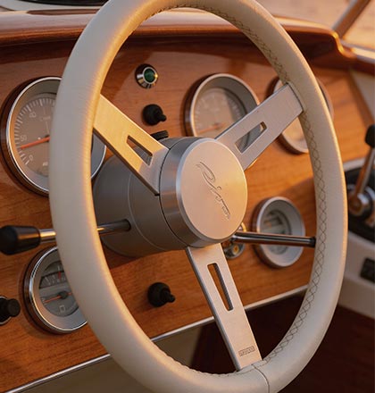 Timone del Riva Aquarama Special barca in legno di lusso sul Lago di Como